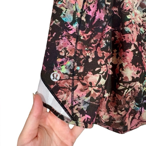 Lululemon Hotty Hot Low-Rise Lined Short 4" Stencil Blossom Red Multi/Sheer Blue - Picture 10 of 12